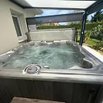 Belle Maison Malou Climatisee Calme, Piscine, Jacuzzi 3km Capbreton 度假居